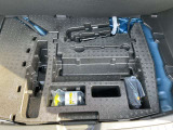 パンク修理剤とエアーコンプレッサーと車載工具も完備!!