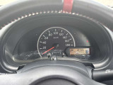 見やすくて確認しやすいアナログタイプのスピードメーターになります。