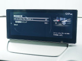こちらのお車には先進安全装備が多数搭載されています。衝突被害を回避あるいは軽減するためのブレーキや、後方死角からの接近警報、車線逸脱を防止する警報装置など、詳しくはスタッフまでお尋ねください。