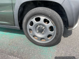 165/60R15インチタイヤ&スチールホイルが装着されています。