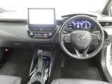 運転席からの視界はこんな感じです☆お気軽にご来店いただき、実際に座って是非お確かめください。ドライバーに寄り添う快適な操作フィールをもたらすステアリングです。