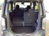 後席は分割可倒式で、用途に合わせてアレンジ可能。荷物の量や乗車人数に応じて柔軟に使える便利なシートです。