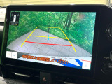 【バックカメラ】駐車時に後方がリアルタイム映像で確認できます。大型商業施設や立体駐車場での駐車時や、夜間のバック時に大活躍!運転スキルに関わらず、今や必須となった装備のひとつです!