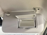 【運転席サンバイザー】鏡が付いているのでメイク直しなどにも便利★