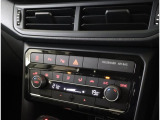 2ゾーンオートエアコン付きです!運転席側と助手席でそれぞれの温度調節が可能です!