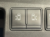 【両側パワースライドドア】スマートキーや運転席のスイッチで後席両側スライドドアの開閉が可能♪電動だから力を入れてドアを開ける必要が無く、小さなお子様でも簡単に開け閉めでき快適です♪