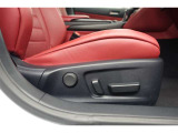 運転席にはパワーシートが付いております。パワーシートは指先1つで操作出来るためチカラの弱い女性の方でもシートに座ったまま操作出来ます♪