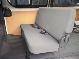 リアシートは可倒式になっていますので、長いお荷物も収納できます!!