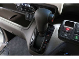 インパネシフトだから視線の移動も少なく足元もスッキリ♪運転席もゆったりしているのでゆとりを持ってドライブできますね!