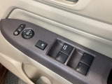ハンドルの右側に電動格納付きパワーミラーの操作スイッチがついています。左右のサイドミラーの角度調節も微調整ができて便利です。パワーウインドウは運転席でドア4枚とも上下の操作ができるようになっています。
