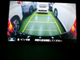 バックカメラの画像です。ガイドラインがスムースな車庫入れをサポートいたします。車庫入れの安心感がアップしますね。
