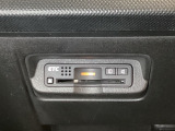 エアコンパネルの下にETCがついています。高速道路の料金所の通過も楽々です!。カードの取り出しもしやすい場所についています。