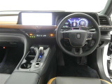 運転席からの視界はこんな感じです☆お気軽にご来店いただき、実際に座って是非お確かめください。ドライバーに寄り添う快適な操作フィールをもたらすステアリングです。