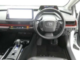 運転席からの視界はこんな感じです☆お気軽にご来店いただき、実際に座って是非お確かめください。ドライバーに寄り添う快適な操作フィールをもたらすステアリングです。
