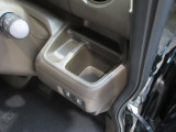 運転席側の手の届きやすい位置にドリンクホルダーと、ちょっとした小物を入れて置けるトレイが付いています。