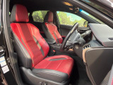 【専用革スポーツシート】ホールド性に優れ、カーブ時の体が流れを抑制してくれます。また、体にフィットするから腰や背中が疲れにくく、ロングドライブや高速走行でも快適にお過ごしいただけます♪