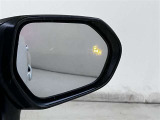【ブラインドスポットモニター】隣の車線を走る車両をレーダーで検知し、ドライバーでは見えない四角に存在する車両を検知するとドアミラーに搭載されたインジケータが点灯します