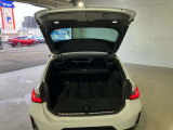 オートマチック・テールゲート・オペレーション  電動オープン、クローズ機能を備えたテールゲートはリモートコントロールキーのボタンの操作、テールゲートのボタンにより開閉が可能です。