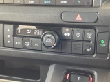 季節を問わず快適な室内空間を保てるオートエアコンを装備。運転席にはシートヒーターが付いているので、冬場の乗り始めも暖かく快適。冷えやすい日でも心地よく過ごせます。