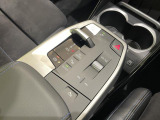 【シフトスイッチ】これまであったシフトノブを廃し、プッシュ式とスイッチ式のギアセレクターへと変更されたことにより、余計なものをなくし、よりドライブへ集中できるよう設計されております。