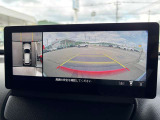 360&deg;ビューモニターでは前後左右4つのカメラ映像をさまざまな走行状況に応じて切り替えてセンターディスプレイに表示することで、駐車時や狭い道でのすれ違い時、見通しの悪い交差点進入時でも安心感を高めます