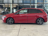 納車前整備はメーカー規定に基づき併設工場で入念に行います。メルセデス・ベンツ指定のツールと技術を用い、メーカーの研修を受けたメカニックがお客様のお車を整備いたします。神奈川運輸支局指定整備工場です。