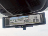 インテリジェントルームミラー搭載で、車の後方に設置されたカメラ映像を映し出してシートバックやヘッドレスト、同乗者に視界が遮られることがなく視認性が非常に良いです
