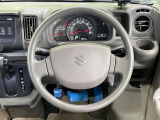 インテリアに合わせたデザインのステアリングは、運転される方のことも考え、運転しやすい形状、大きさです。是非一度、実際に触ってお確かめください。