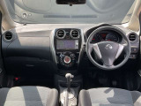 運転席周りになります。内装色はブラックです。