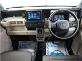 運転にかかわる様々な操作を安全に行えるように視点移動が少なく、操作性に配慮されたスイッチ類が凝縮されたコクピットです。
