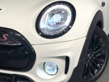 ●LEDヘッドライト:夜間走行時も良好な視界を確保し安心して運転できる高輝度LEDヘッドライトを装備!点灯速度が早く、消費電力も抑えられています。