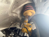 【ビルシュタイン製ダンパー】高速走行時の車両安定性を向上させてくれる人気の装備。街乗りの乗り心地も犠牲にせず、スポーティな走行をお楽しみいただけます♪