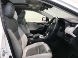 高いホールド性で運転姿勢が安定します。長距離ドライブでも疲れにくいのが魅力です。快適なドライビングライフをお送りください♪