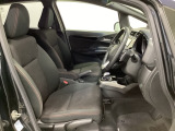 広い足元にゆったり座れるシートには肘掛けも装備しており長距離の運転でも疲れにくくなってます。女性でも運転がしやすいように、シートの高さ調整機能(シートリフター)がついています。