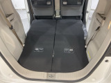 後席背もたれを倒せばちょっと大きめの荷物や長いものを積みたい時に便利です。