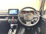 ジムニーならではの見晴らしのよい前方視界で、快適なドライブをお楽しみいただけます。