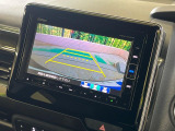 【バックカメラ】駐車時に後方がリアルタイム映像で確認できます。大型商業施設や立体駐車場での駐車時や、夜間のバック時に大活躍!運転スキルに関わらず、今や必須となった装備のひとつです!