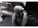 インパネシフトだから視線の移動も少なく足元もスッキリ♪運転席もゆったりしているのでゆとりを持ってドライブできますね!