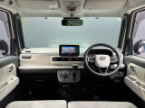 明るく清潔感のあるインテリアデザイン。運転席からの視界が広く、取り回しのしやすいコックピットです。スイッチ類が扱いやすく配置されており、毎日の運転を快適にサポートします。