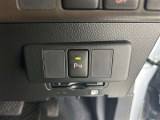 家族でクルマを運転する場合、擦ったりしないか心配ですね。コーナーセンサーも付いてますので、障害物が近づいたら、音で知らせてくれます。