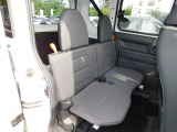 リアシートの画像です!中古車にも純正用品のお取付が可能です!社外の用品もお安くお取付いたします!持ち込みでの取付もご相談ください。