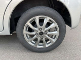 燃費が良く、ステアリング操作もスムーズに行うことができる、アルミホイール付き車ですよ。