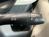車外の明るさに応じでライトを点灯、消灯してくれるオートライト機能です☆お天気の良い昼間のトンネル走行などオートにしてると便利で安心です☆エンジン停止時にライトの消し忘れも無くなります☆