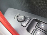駐車時や狭い道でのすれ違い時に気を使うミラー。電動格納式ドアミラーはそんな時に便利です。
