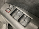 パワーウインドウは運転席でドア4枚とも上下の操作ができるようになっています。