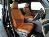 本革シート車です!ホコリを吸い込まず、お手入れも固く絞った布で拭くだけでOKなのでメンテナンスが楽ちんです♪