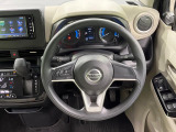 インテリアに合わせたデザインのステアリングは、運転される方のことも考え、運転しやすい形状、大きさです。是非一度、実際に触ってお確かめください。
