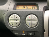 【オートエアコン】一度お好みの温度に設定すれば、車内の温度を検知し風量や温度を自動で調整。暑い&hellip;寒い&hellip;と何度もスイッチ操作をする必要はありません。快適な車内空間には必須の機能ですね♪