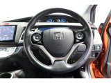 運転中もハンドルでの操作が可能です。特に高速道路等の目が離せない運転時には、便利さだけでなく、安全性も兼ね備えております。