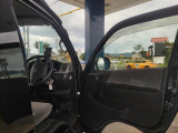 運転席ドアを開放し、ドアインナートリム全体を真横から捉えたカットです。日常の乗降に伴うトリム表面の質感や、ドアポケット周辺の現在のコンディションを画像よりご確認ください。
